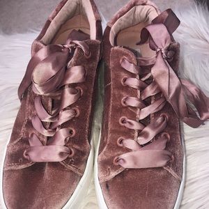 Steven Madden Velvet Lace up Shoes